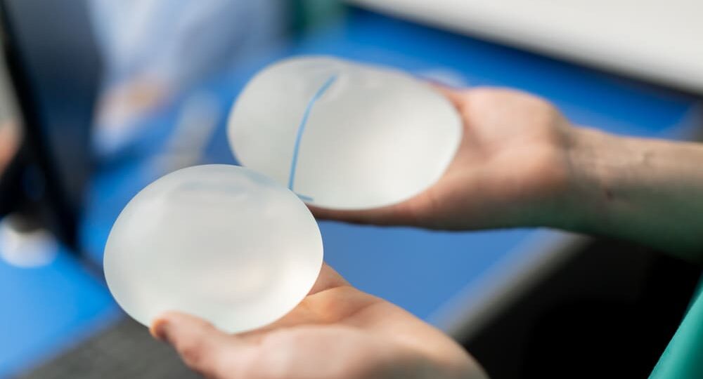Tipos de implantes de senos y su impacto en la actividad física